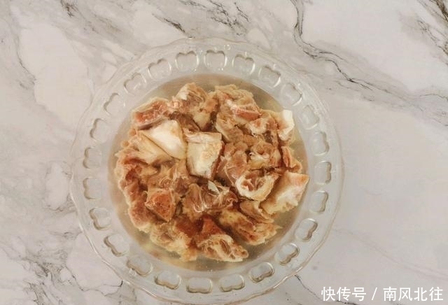 饺子都|蒸排骨的时候加上一块腐乳，蒸好的排骨颜色明亮，色泽诱人