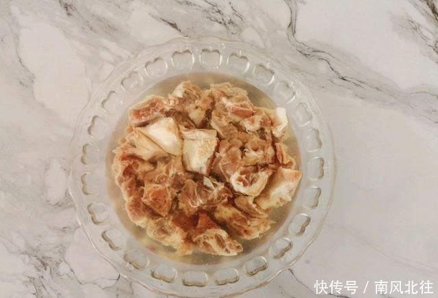 饺子都|蒸排骨的时候加上一块腐乳,蒸好的排骨颜色明亮,色泽诱人