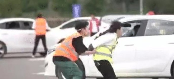  直呼|周深被迫“营业”, 惨遭小鬼腾空抱起! 网友直呼看到了“自己”