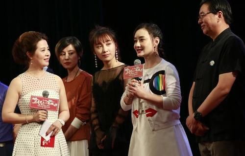  裙子|陈德容又“扮嫩”，穿可爱少女裙气质挺时尚，却难掩中年感