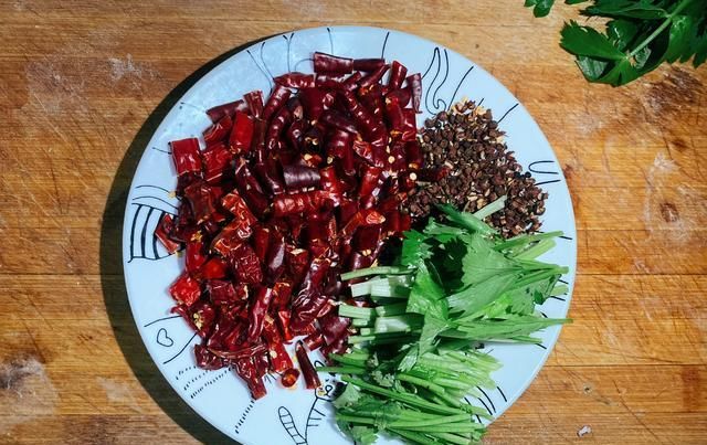 详细|川香辣子鸡,麻辣爽口超过瘾,2个鸡腿做了一大盘,附详细步骤