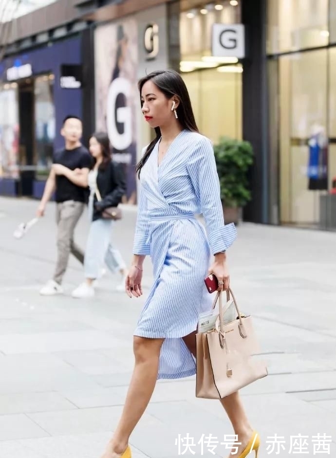 波点|黑色波点半身裙，完美的展示出了小姐姐高挑的身材