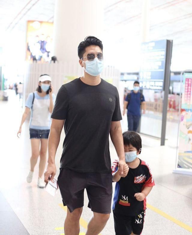  T恤|凌潇肃唐一菲带儿子走机场，凌听跟爸爸如饼印，唐一菲热裤秀长腿