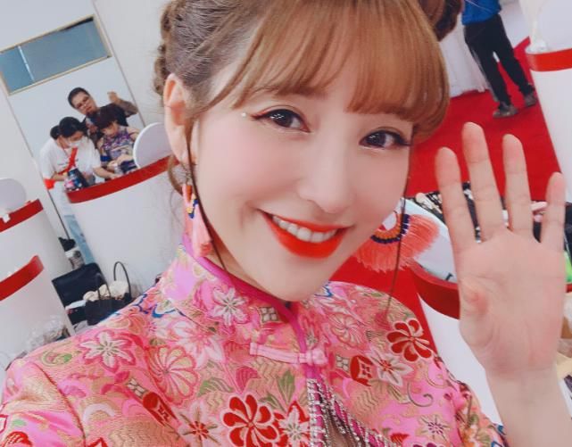  张含韵|“彩虹节拍”集体国风造型，蓝盈莹活力满满，我却被张含韵吸引