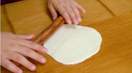 面团|烙饼想要柔软多层?大多以为要抹很多油,用开水烫面,其实都不对