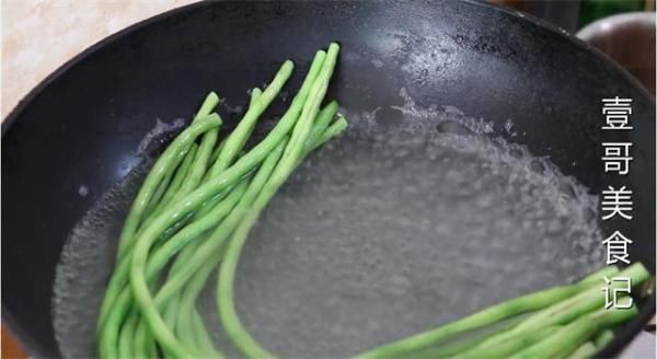  上桌|一把豆角，3个鸡蛋，学会这样做，比吃肉还香，每次上桌就扫光
