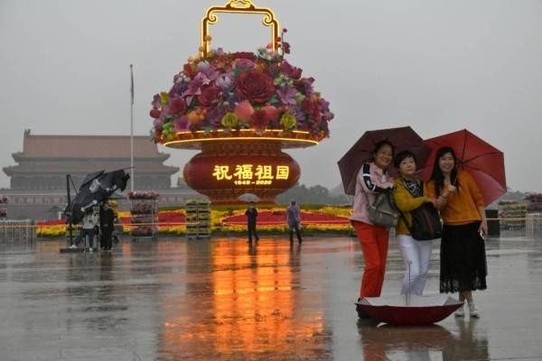  天安门广场|雨中初亮相！实拍天安门广场“大花篮”