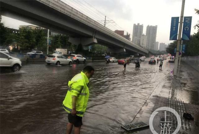 重庆晨报|交警蜀黍，倾盆大雨中你赤脚清障的样子真帅