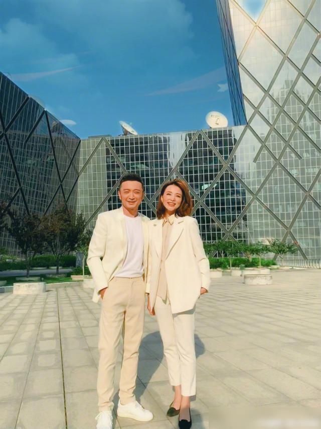 全员|央视金牌主持们在“大裤衩”下合影，董卿稳居C位，全员长腿！