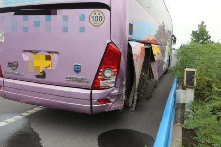  车主|高速犯困闭眼几秒钟，撞上大巴车子报废，车主：车子买了不到半年