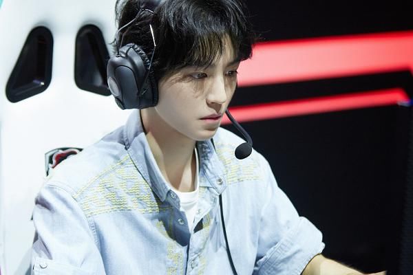  联盟|英雄联盟表演赛，王俊凯跟周杰伦成对手，看到他获胜后的反应，说好的偶像呢