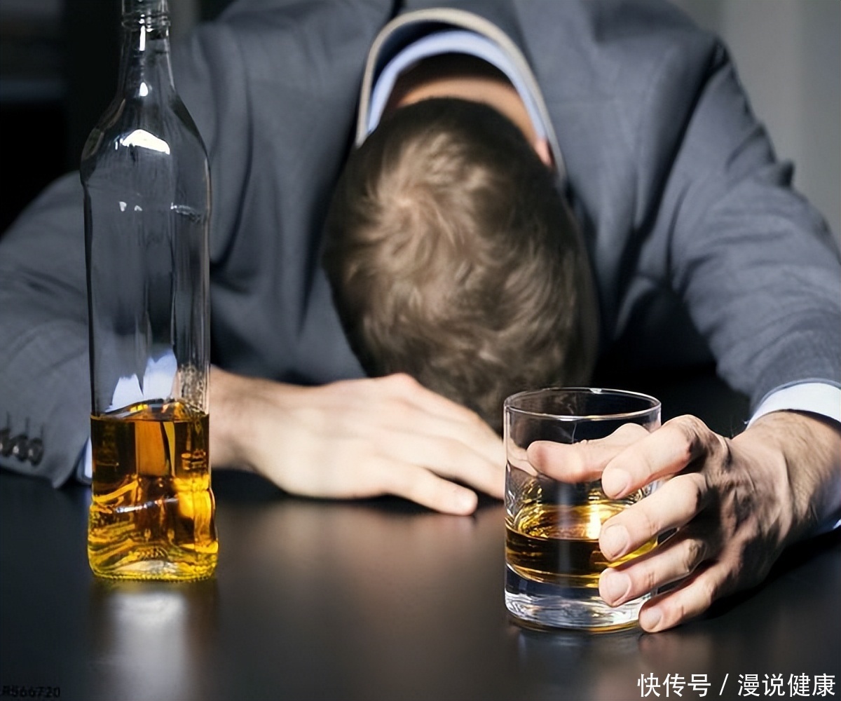 酱香拿铁(被年轻人冲上热搜的“酱香拿铁”，喝了还能开车吗？5点可得谨记)