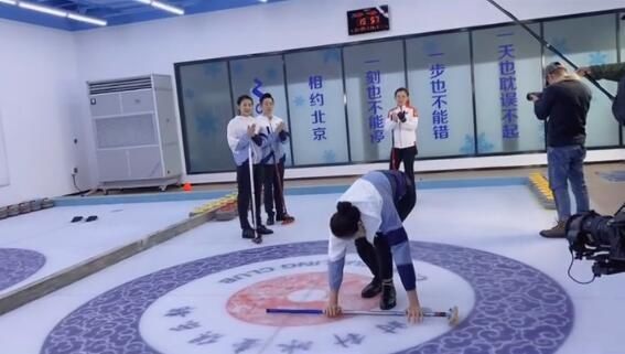  膝伤|女排奥运冠军再度现身，曾饱受膝伤困扰，如今竟挑战新体育项目