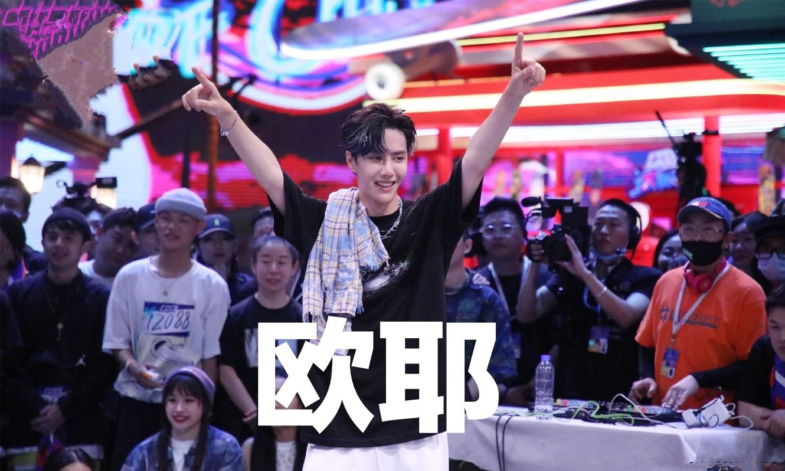  带来|王一博街舞太燃，周边被抢购一空，实力带来的商业价值更火