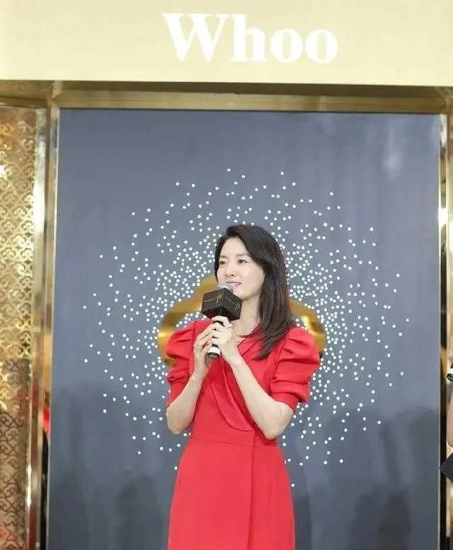  保养|49岁李英爱保养得太好了，穿黑色Look素颜现身，皮肤状态像30岁