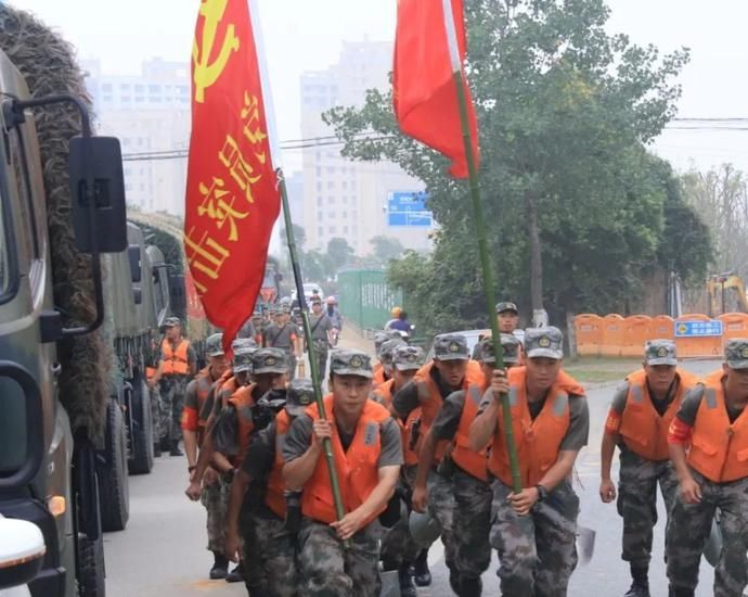  勇士|这，就是抗洪勇士们的肩膀，坚如铁、硬如钢！