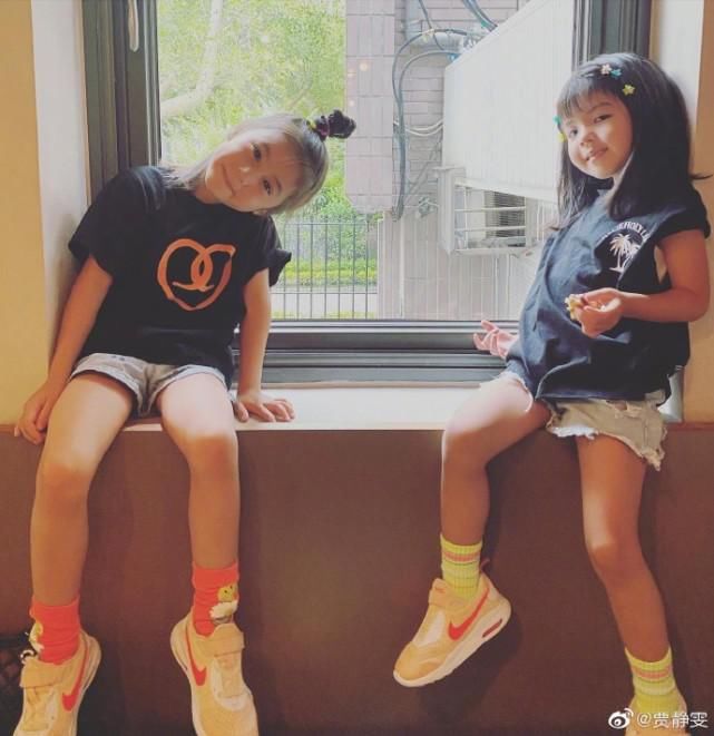  贾静雯|贾静雯晒与两女儿自拍照 波妞换牙门牙缺一颗呆萌可爱