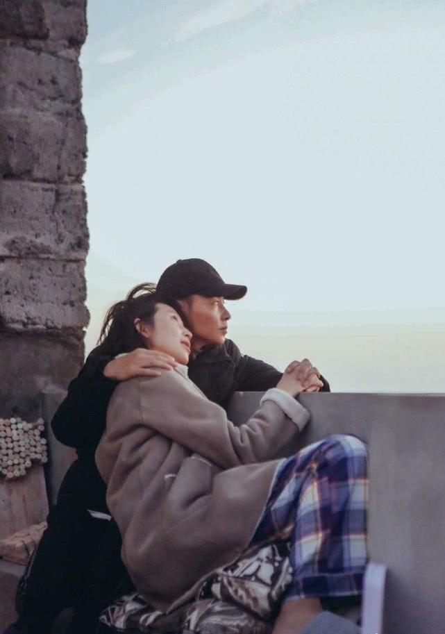  海边|张晋夫妇海边牵手漫步超甜，蔡少芬小腹微凸三胎孕肚首曝光