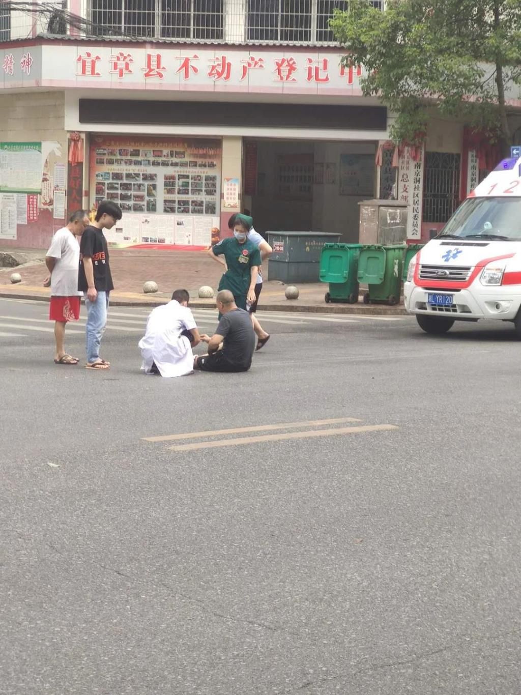  相撞|突发！宜章县城一路口摩托车与电单车相撞，男子倒地不起！