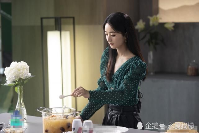  工作人员|赵丽颖拍摄没开空调，披头散发工作，肩膀垫毛巾吸汗很接地气