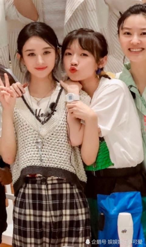  颜值|《中餐厅》杀青，李浩菲晒与赵丽颖杨超越合照，大眼滤镜考验颜值