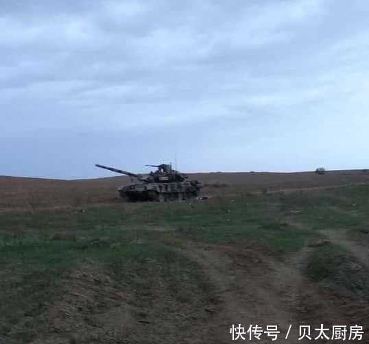 坦克|阿塞拜疆狂轰滥炸!重创坦克炮兵部队,亚美尼亚为何不堪一击?