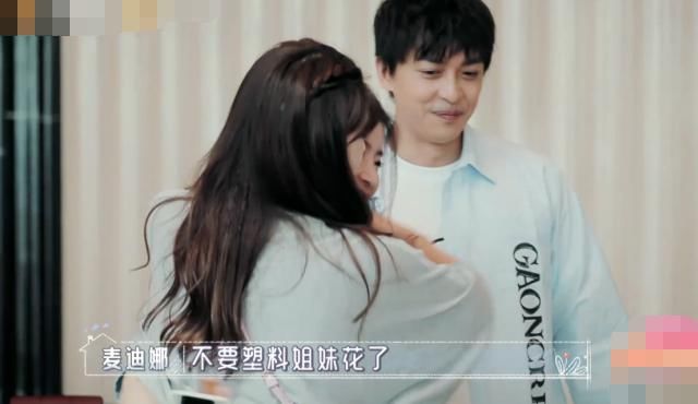  早就认识|李晟见麦迪娜却不和她打招呼，谁注意麦迪娜的反应？关系好坏很显然