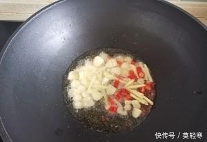  脆爽|香辣脆爽，开胃又下饭的腌黄瓜，一盘不够吃