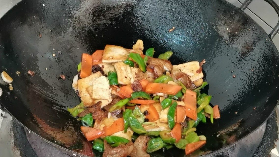 下饭|家常菜豆腐回锅肉这样做，鲜香美味又下饭，做法简单，上桌即扫光