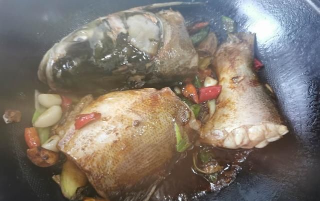  做出来|冷冻鱼直接加水泡就错了，厨师长教你多加这一步，跟活鱼一样鲜嫩