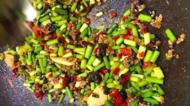  油腻|蒜薹炒肉末，咸香味美不油腻，做法简单营养丰富，米饭的绝佳搭档