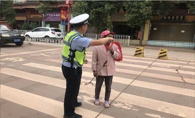 交警大队|交警大队开展行人闯红灯集中整治劝导行动