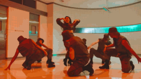 换装|唱出换装神曲《Maria》的华莎，穿衣到底有多百变？