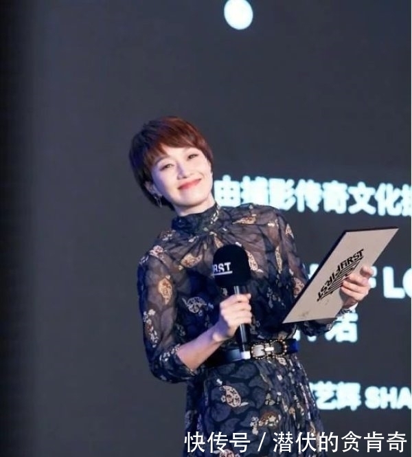 身材比例|马伊琍越来越美了,一袭黑色印花连衣裙高级优雅,自信感藏不住