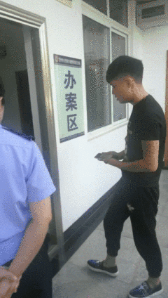  机动车驾驶|未考科目四，贺州一男主播就开车上路，还直播炫耀