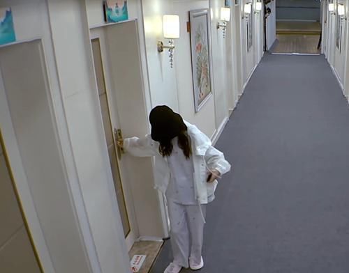  背对|素颜不敢出门的女明星，录节目全程背对镜头，网友：活在精修图中