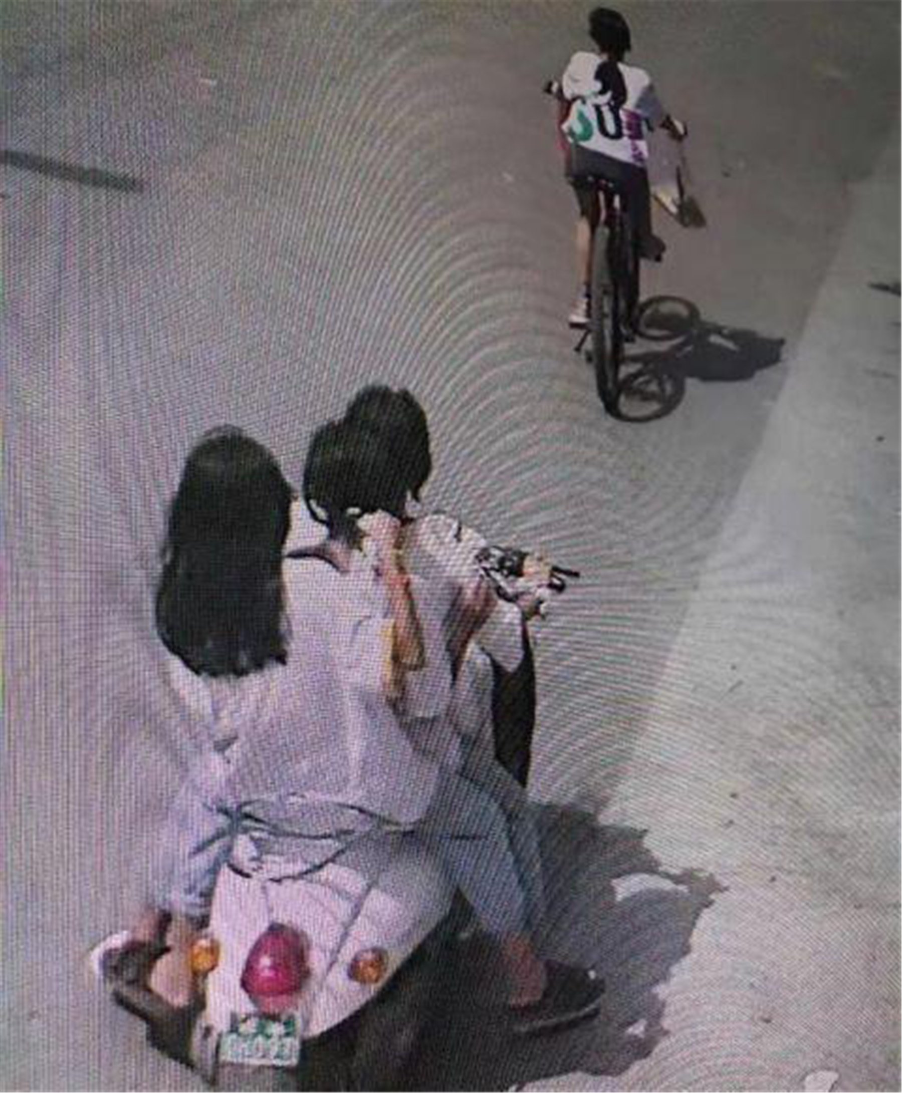 父亲|被3个女孩拽倒后，11岁女孩再也不敢骑车，父亲：一定要找到她们