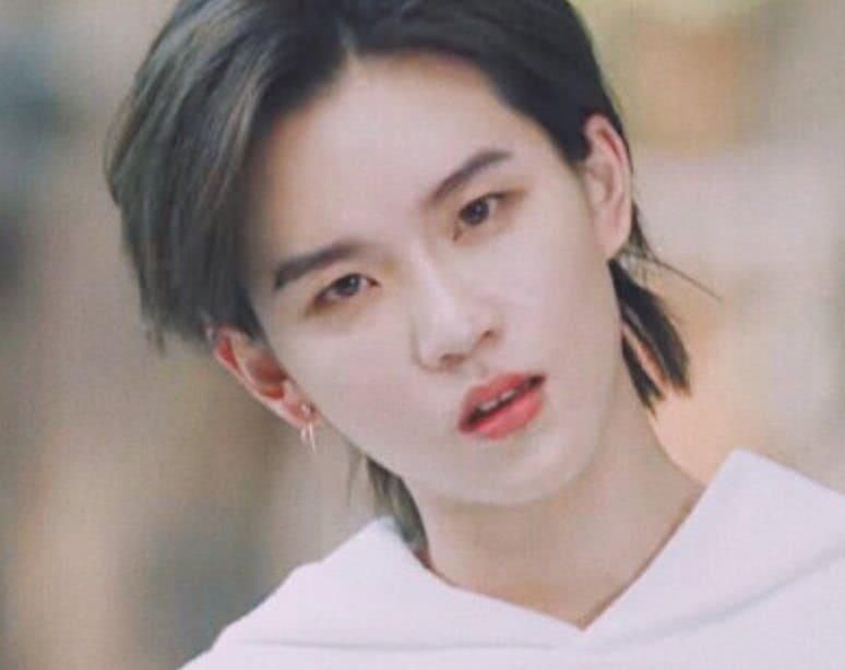  颜值|“黑马”陆柯燃晋级，帅气老板手机打call，颜值太高引网友热议：出道吗