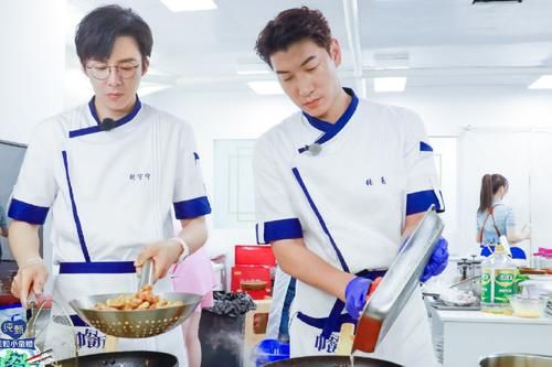  难怪|黄晓明中餐厅干活小细节暴露真实情况，难怪都没有干活的镜头呢？