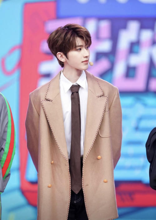  蔡徐坤|蔡徐坤热度飙升，《奔跑吧》表现出色，新歌《情人》大火热度不减