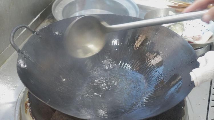 鲜辣|大厨分享线椒焖鲤鱼的经典做法,鲜辣开胃无腥味,好吃又下饭