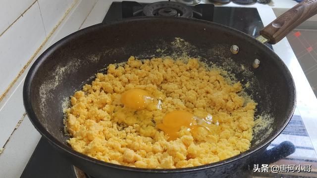 做法|玉米面最好吃做法,开水锅里一倒,瞬间变美味,全家老小都爱吃