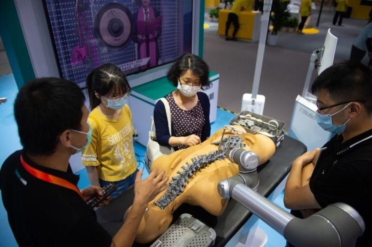  展区|走进服贸会服务机器人专题展区：黑科技让人大开眼界