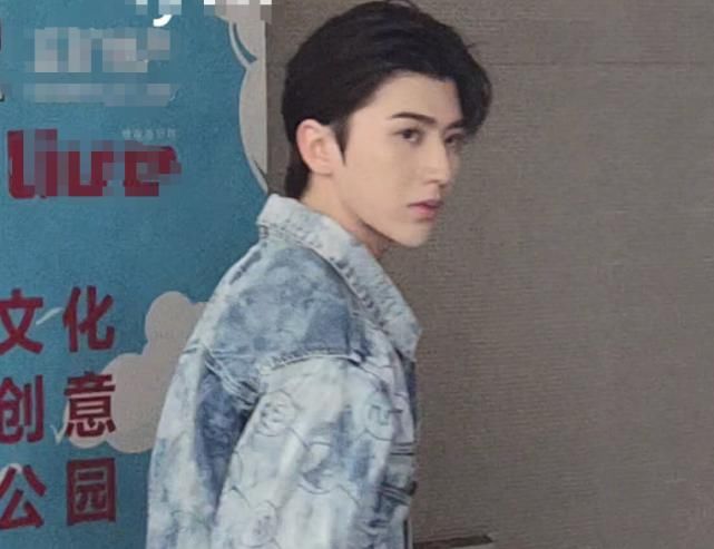  人气|蔡徐坤《快本》生图，梳背头造型成熟，同期嘉宾还有高人气女明星