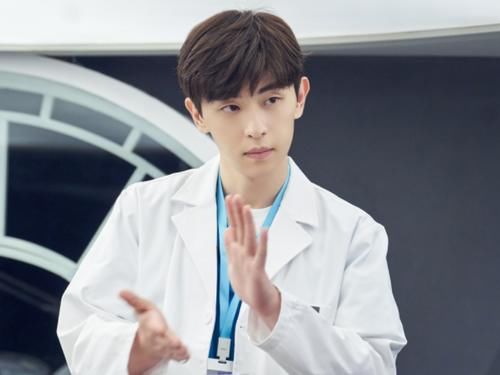  杨洋|综艺嘉宾“新媒体”榜：杨洋暂居第5，邓伦第3，榜首还是他！