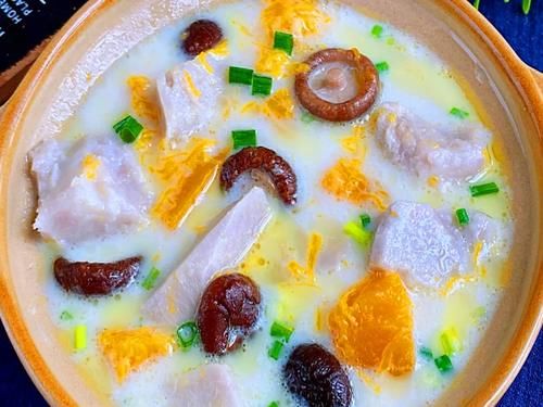 好看|芋头新做法：鲜奶芋头南瓜香菇煲，汤鲜味美有营养，好看又好喝