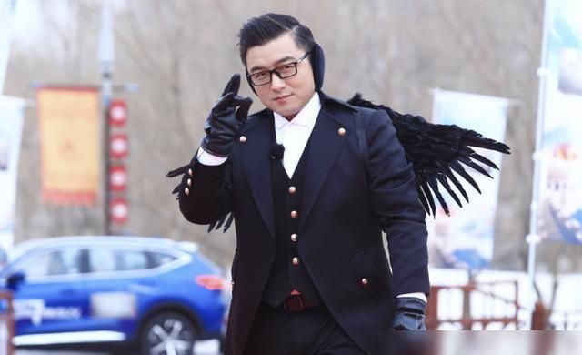  岳云鹏|岳云鹏上综艺问怎么连嘉宾都没混上，他笑着说“牌不够”，太心酸