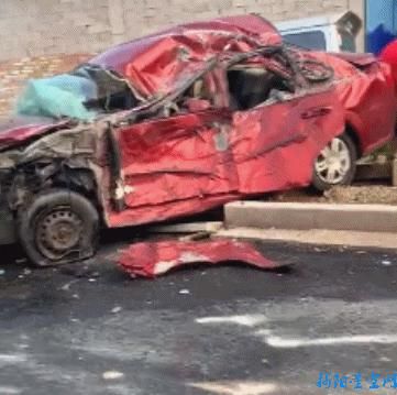  交通事故|揭西发生一起交通事故，车辆被撞得严重变形，消防和救护车都来了......