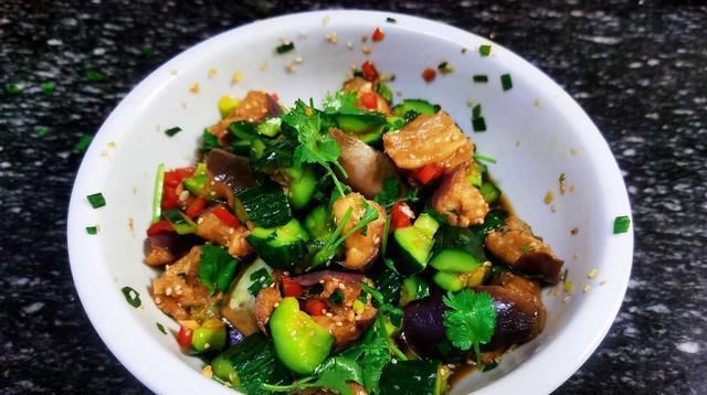  好吃|黄瓜和它是搭档，一蒸一拌，爽口解馋，简单省事，好吃停不下筷子