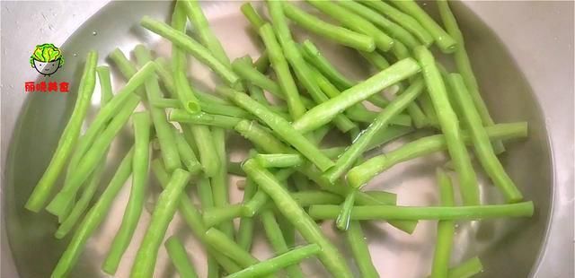  家常|最近网红豆角家常做法火了，3斤都不够吃，不炒也不炖比吃肉还香